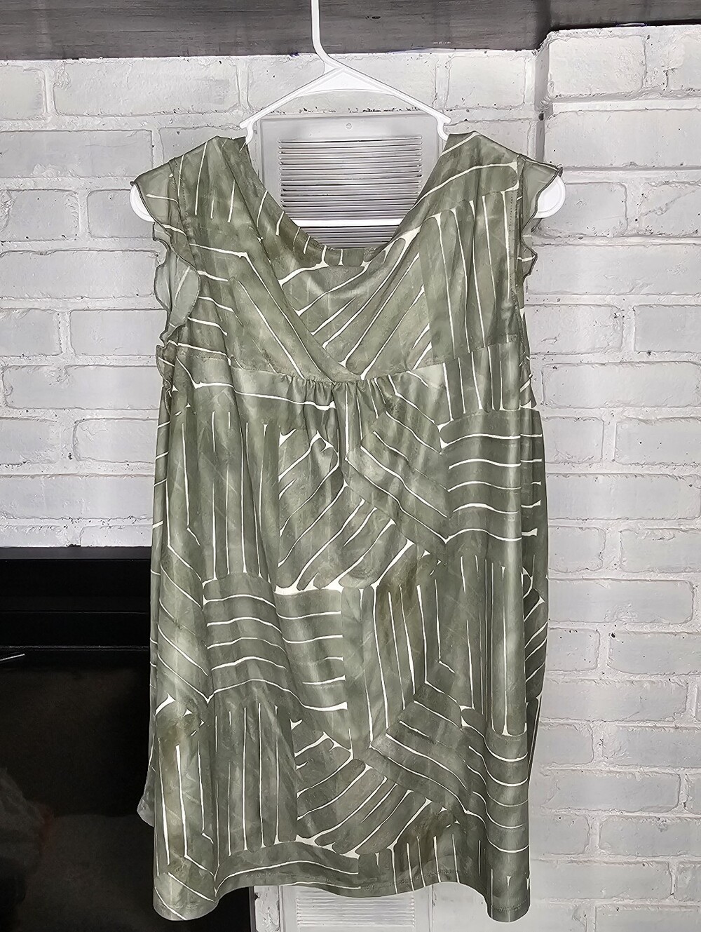 Lane Bryant Olive Green Printed V-Neck Sleeveless Blouse - Picture 2 of 2